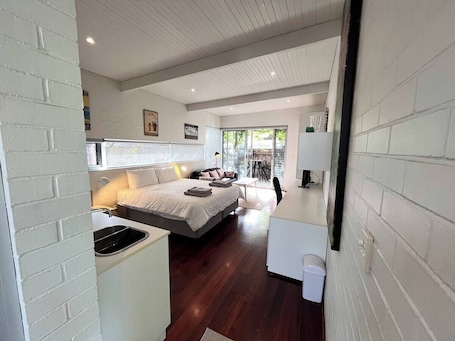 1 bedroom, WiFi, bed sheets. Fig Tree Lane Studio