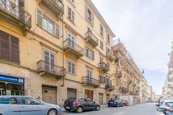Exterior - GuestHost - Charming 50 sqm apartment, able to accommodate up to 4 people, located on the first floor of a period building without a lift.The property is located in the San Salvario district, in a well-served residential area convenient for reaching all  (Turin)