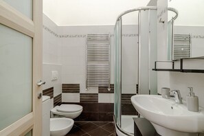 Shower, bidet, towels - GuestHost - Charming 50 sqm apartment, able to accommodate up to 4 people, located on the first floor of a period building without a lift.The property is located in the San Salvario district, in a well-served residential area convenient for reaching all  (Turin)