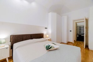 1 chambre, fer et planche à repasser