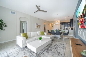 TV, offices - 15 min from Disney World, ChampionsGate Resort TownHouse with Club House Pools, (Davenport)