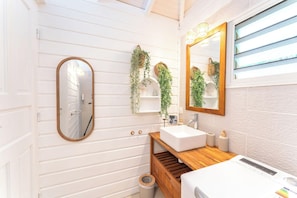 Shower, hair dryer, towels