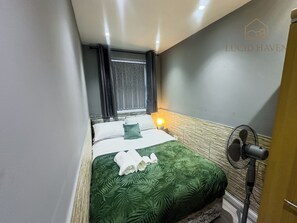 1 slaapkamer, een strijkplank/strijkijzer, wifi, beddengoed