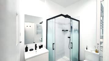 Douche, sĂšche-cheveux, serviettes fournies, savon