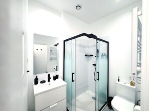 Douche, sĂšche-cheveux, serviettes fournies, savon