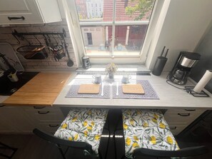 Fridge, microwave, oven, stovetop - Apartment '1-Room' with Shared Pool, Shared Garden and Wi-Fi (Erfurt)