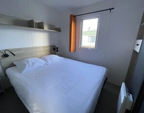 2 bedrooms, free WiFi, bed sheets - Vakantiepark Klein Strand - Comfort Chalet 4p (Jabbeke)