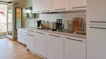 Kühlschrank, Mikrowelle, Herdplatte, Geschirrspüler