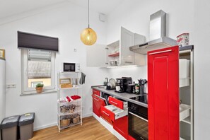 Fridge, microwave, oven, stovetop - Sunset Escape - new building comfort, top connection, parking, 4k Smart TV (Dasing)