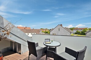 Outdoor dining - Sunset Escape - new building comfort, top connection, parking, 4k Smart TV (Dasing)