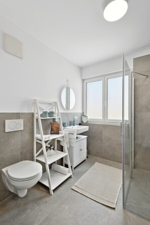 Regadera, amenidades de baño ecológicas, secadora de cabello, toallas 