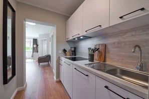 Réfrigérateur, micro-ondes, plaque de cuisson, lave-vaisselle