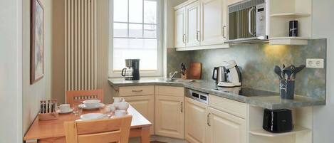 Een koelkast, een microgolfoven, een kookplaat, een vaatwasser