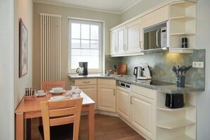 Réfrigérateur, four à micro-ondes, surface de cuisson, lave-vaisselle