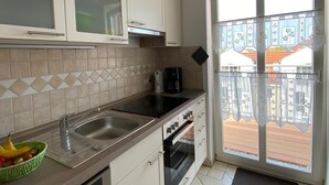 Cafetera y tetera, refrigerador, microondas y horno 