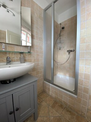 Douche, sèche-cheveux