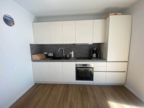 Fridge, oven, stovetop, dishwasher