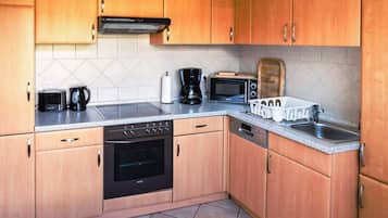 Frigorífico, microondas, horno y placa de cocina