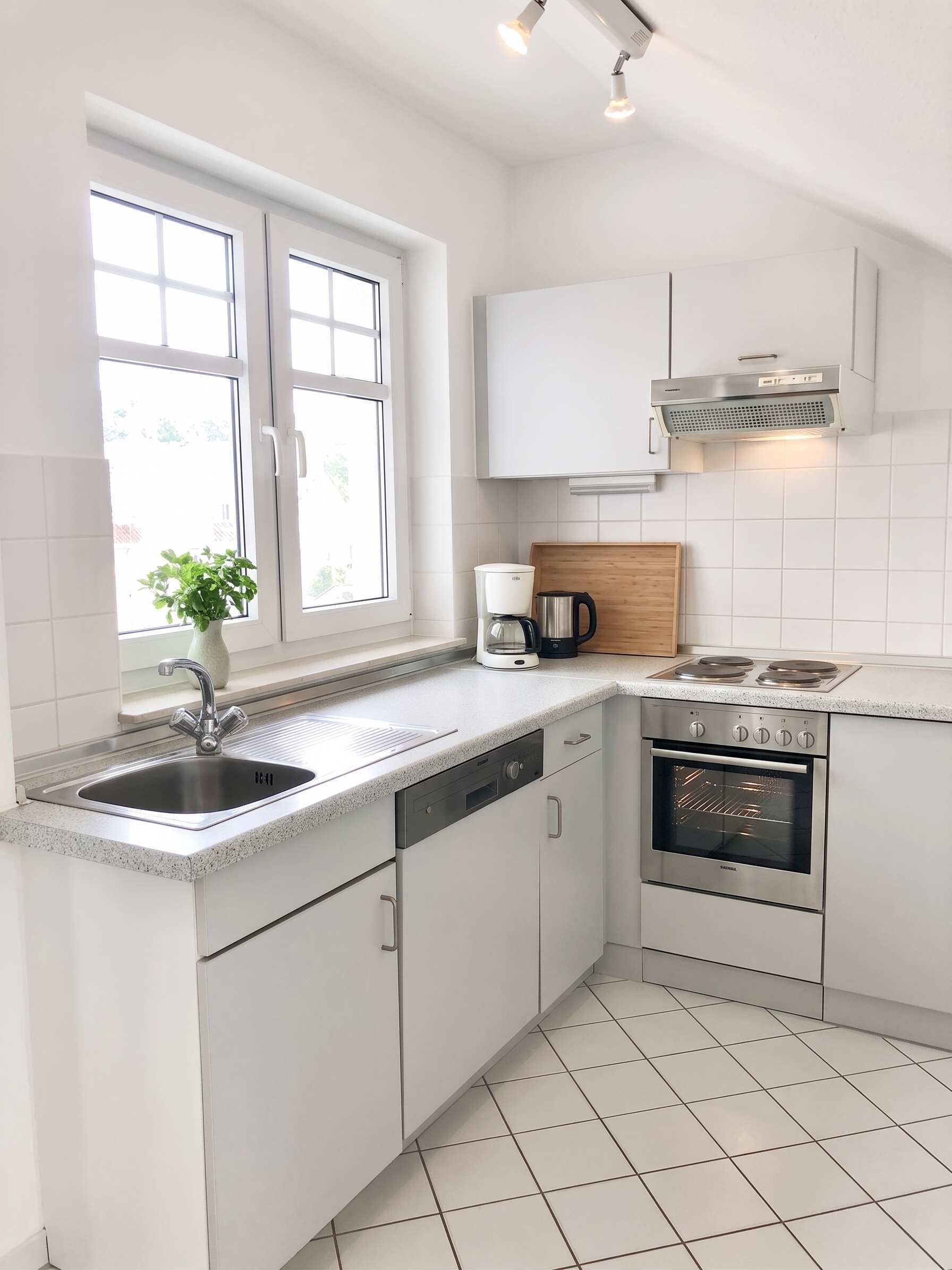 Wasserkocher mit Kaffee-/Teezubehör, Kühlschrank, Mikrowelle, Ofen