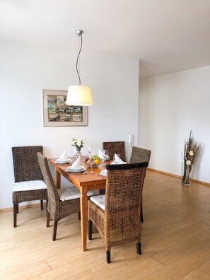 Dining - Ferienwohnung Villy Seepark – mit Balkon & Parkplatz (Heringsdorf)