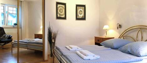 2 bedrooms, iron/ironing board, WiFi