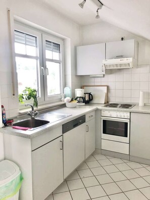 Jääkaappi, mikroaaltouuni, uuni, liesi