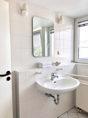 Shower, hair dryer - Ferienwohnung Villy Seepark – mit Balkon & Parkplatz (Heringsdorf)