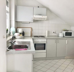 Kühlschrank, Mikrowelle, Ofen, Herdplatte