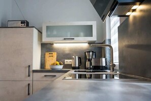 Kjøleskap, ovn, kokeplater og oppvaskmaskin