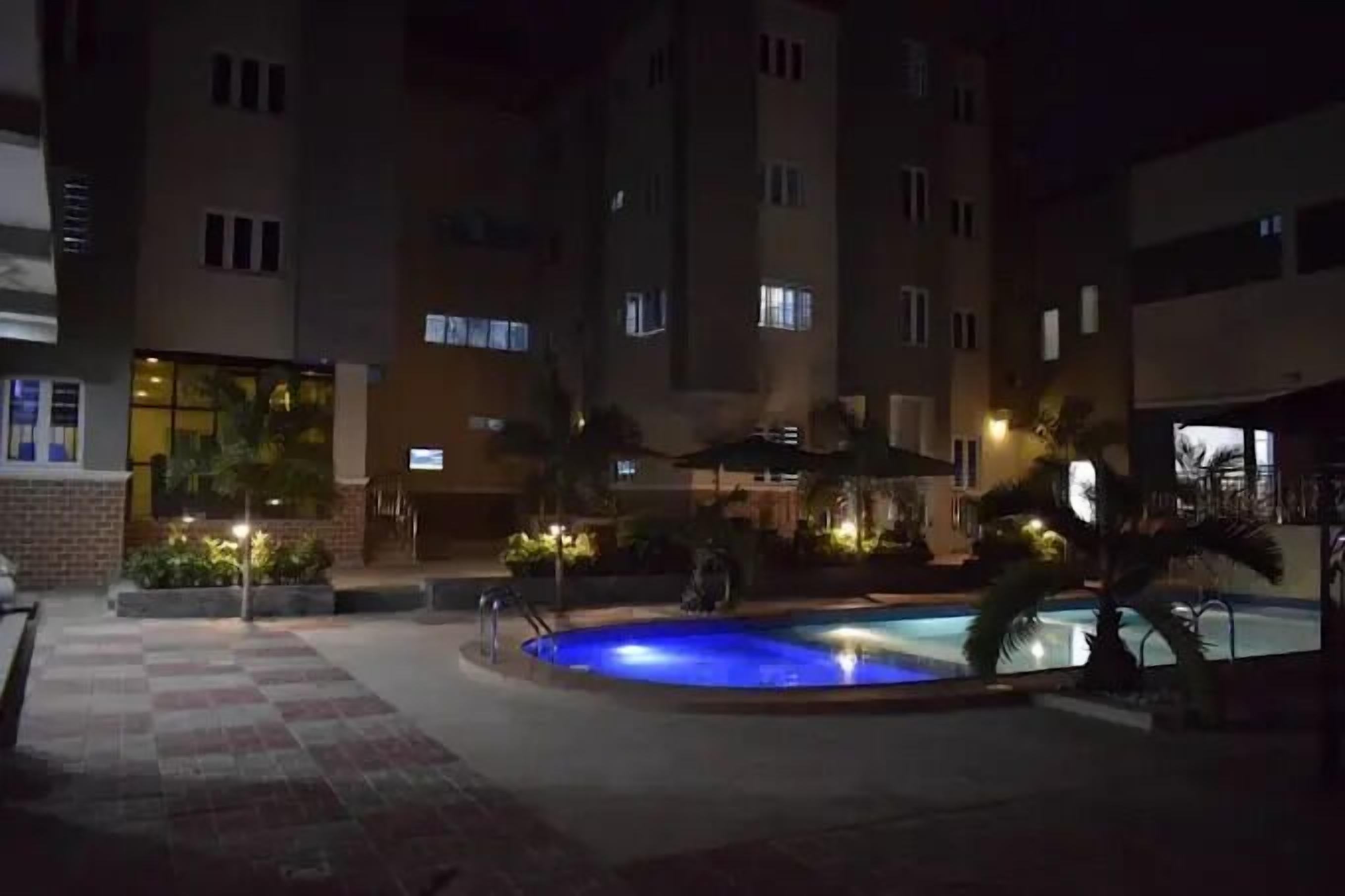 Bagian depan properti - sore/malam