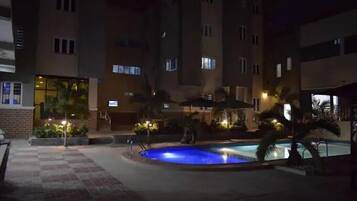 Bagian depan properti - sore/malam