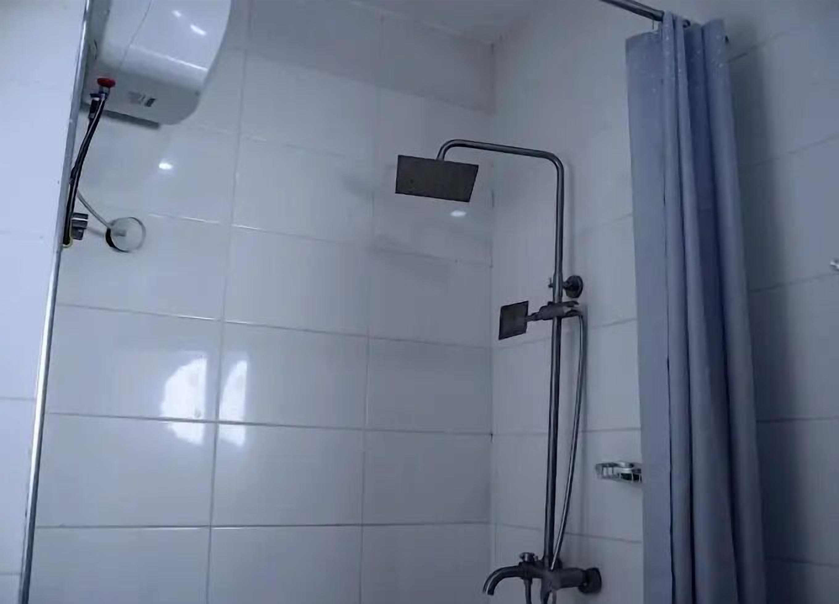 Kamar Deluks, balkon, pemandangan kota | Kamar mandi | Perlengkapan mandi gratis, pengering rambut, handuk, dan sabun