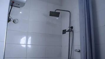 Kamar Deluks, balkon, pemandangan kota | Kamar mandi | Perlengkapan mandi gratis, pengering rambut, handuk, dan sabun