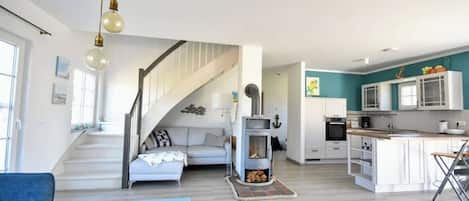Televisión, chimenea y oficina