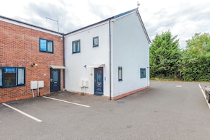 Exterior - Hansas 3BR Elegant Stay: Winter ready by Parydise! (Shropshire)