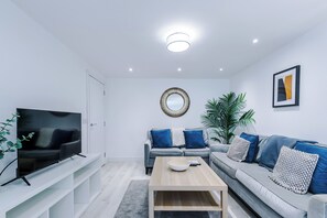 TV, books - Hansas 3BR Elegant Stay: Winter ready by Parydise! (Shropshire)