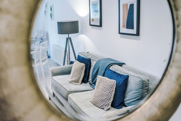 TV, books - Hansas 3BR Elegant Stay: Winter ready by Parydise! (Shropshire)