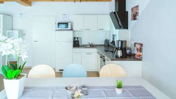 Geladeira, micro-ondas, fogão, cooktop