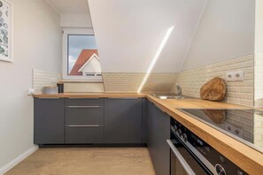 Fridge, oven, stovetop, dishwasher - Ferienwohnung Kranich (Wiek)