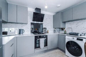 Frigorífico, microondas, horno y placa de cocina