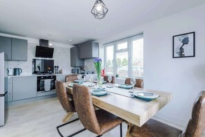 Wasserkocher mit Kaffee-/Teezubehör, Kühlschrank, Mikrowelle, Ofen