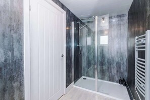 Hair dryer, towels - Modern Snug 3BR | W/ Parking | Shrewsbury Town Gem (Shropshire)