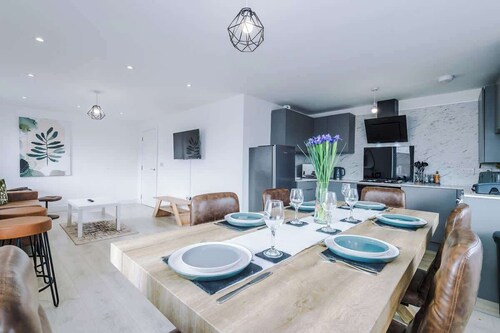 Modern Snug 3BR | W/ Parking | Shrewsbury Town Gem