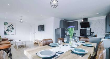 Modern Snug 3BR | W/ Parking | Shrewsbury Town Gem