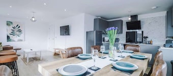 Modern Snug 3BR | W/ Parking | Shrewsbury Town Gem