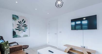 Elegant Spacious 3BR | Shrewsbury w/ Free Parking
