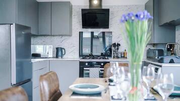 Coffee/tea maker, fridge, microwave, oven
