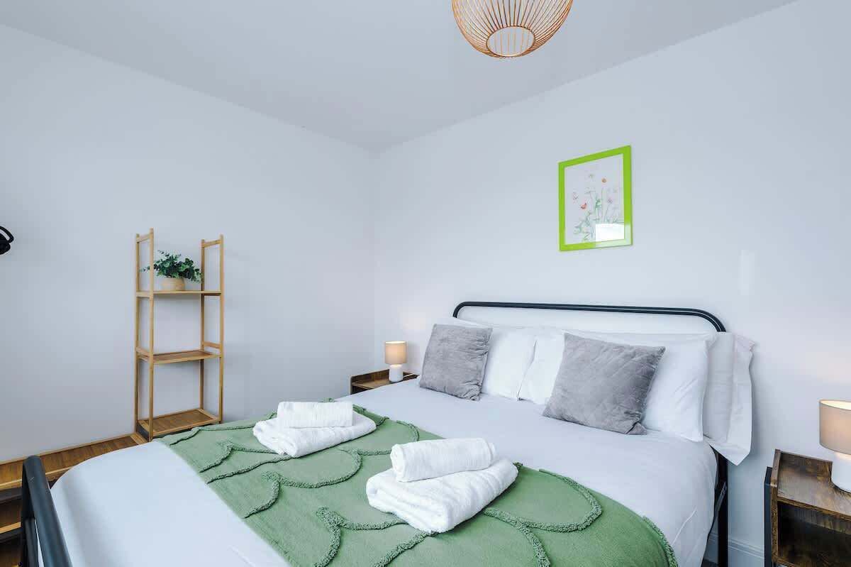 3 bedrooms, iron/ironing board, WiFi (free), bed sheets