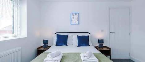 3 bedrooms, iron/ironing board, WiFi (free), bed sheets