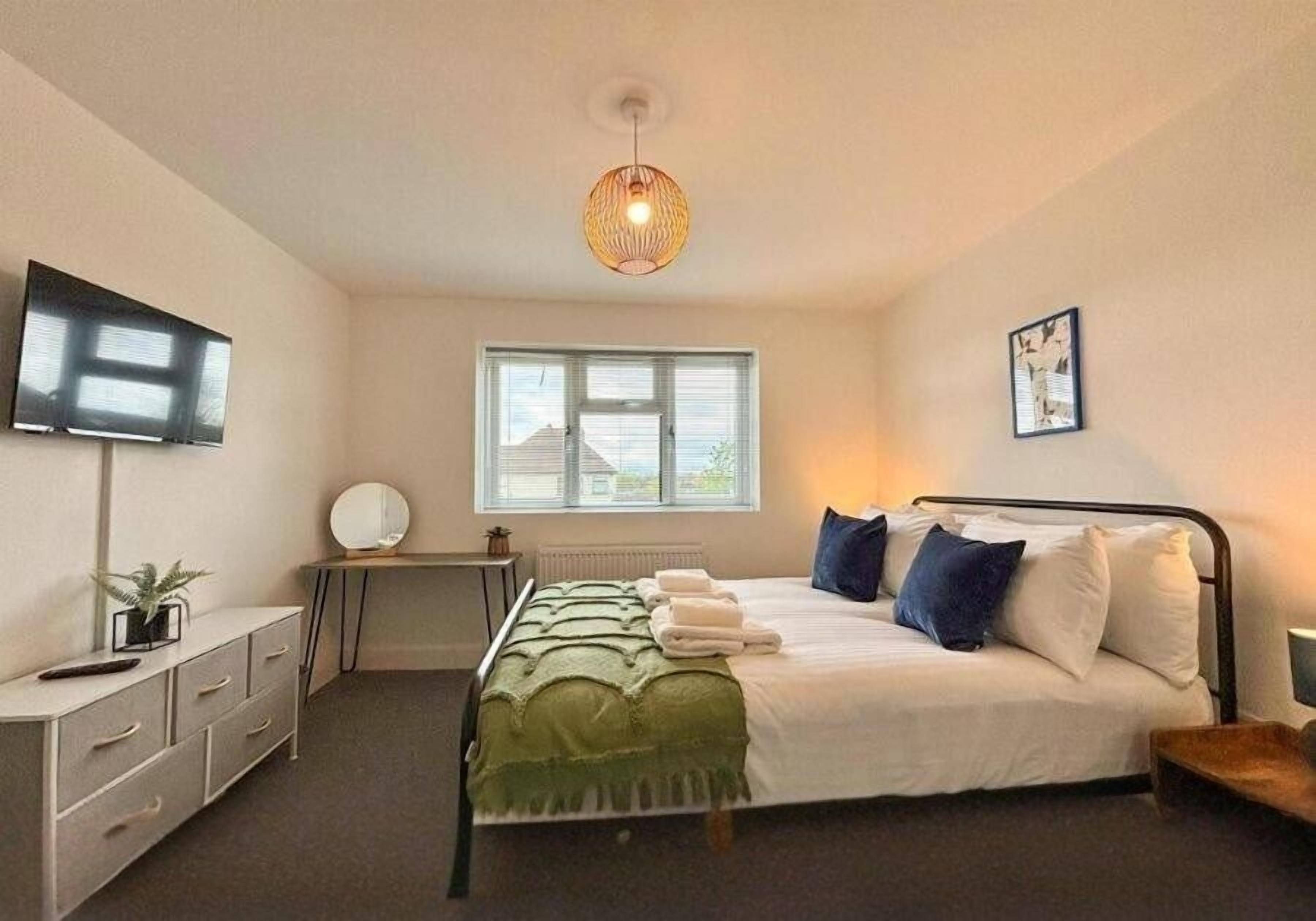 3 bedrooms, iron/ironing board, free WiFi, bed sheets